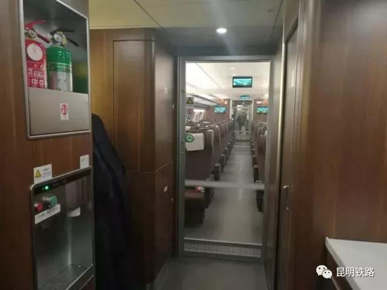 世界最快高铁“复兴号”昆明首秀 Wifi全覆盖
