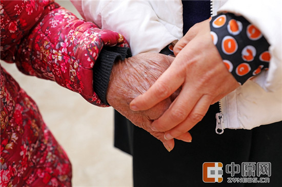 牵手，是人类最朴素的情感表达，这两双紧握的手，表达了她们之间亲密的情感