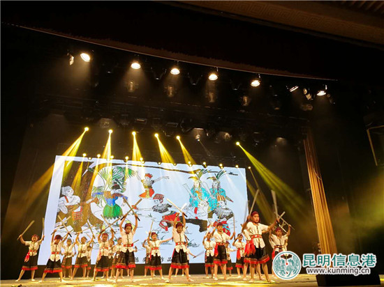 云南首部民族美育教程小学阶段课程在昆明胜利堂进行汇报展示