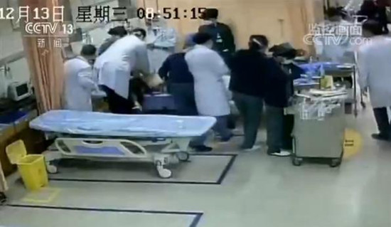 不放弃！老人5次心跳骤停 医护人员紧急施救老人终被成功救治