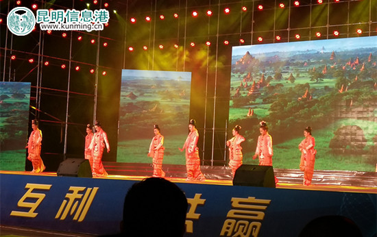 “一马跑两国”跨年晚会举行 中缅胞波共迎新年