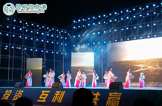 “一马跑两国”跨年晚会举行 中缅胞波共迎新年