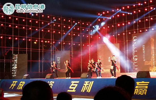 “一马跑两国”跨年晚会举行 中缅胞波共迎新年