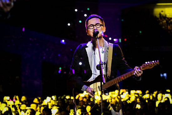 罗大佑时隔15年回京再跨年 万人合唱重回18岁