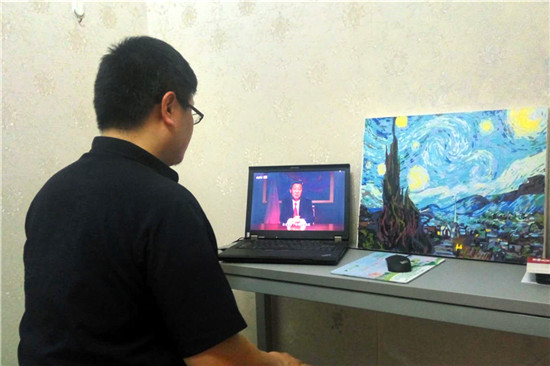 北京大学国际关系学院台湾籍博士生张立齐通过网络观看国家主席习近平的新年贺词。受访者供图 北京大学国际关系学院台湾籍博士生张立齐通过网络观看国家主席习近平的新年贺词。受访者供图