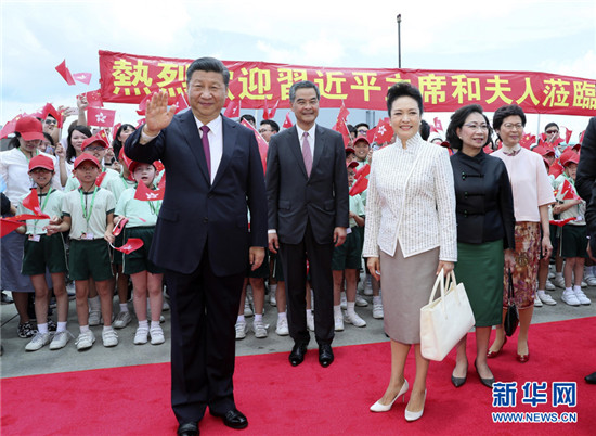 2017年6月29日,习近平乘专机抵达香港,这是习近平和夫人彭丽媛在机场向欢迎的人群致意。新华社记者兰红光 摄 2017年6月29日,习近平乘专机抵达香港,这是习近平和夫人彭丽媛在机场向欢迎的人群致意。新华社记者兰红光 摄