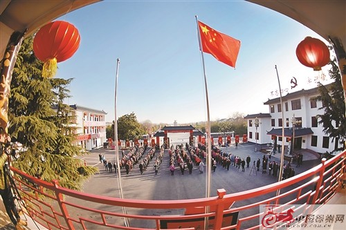 【领航新征程】国旗下,党课已讲三十年 【领航新征程】国旗下,党课已讲三十年