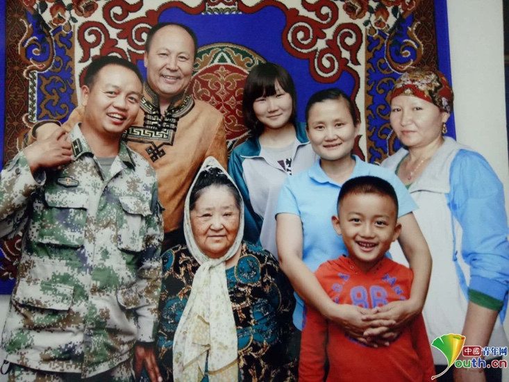 张鸿宇一家和哈丽达“妈妈”在一起。本人供图