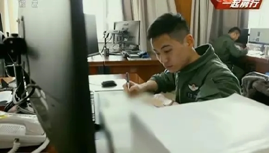 空军某部飞行员白龙