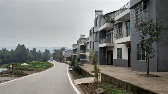 高升镇建设村修建好的炒油路。通讯员蒋文友/摄 高升镇建设村修建好的炒油路。通讯员蒋文友/摄