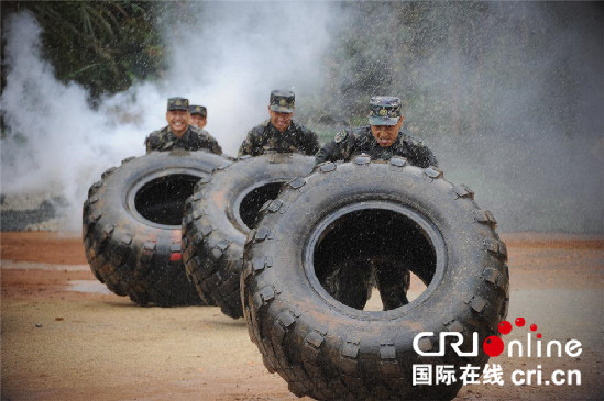 战士们在“猎人训练场”进行训练 战士们在“猎人训练场”进行训练