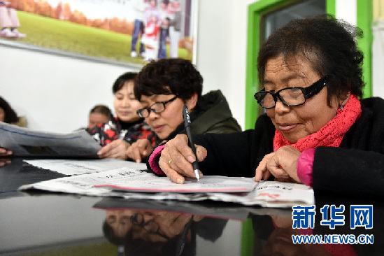 河南省汤阴县白营镇北陈王村村民在“农民夜校”学习