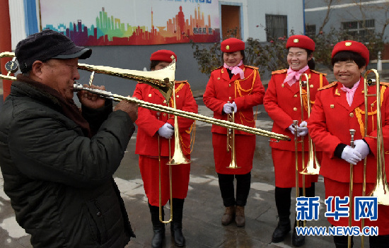 河南省汤阴县韩庄镇部落村文艺队队员在练习乐器演奏