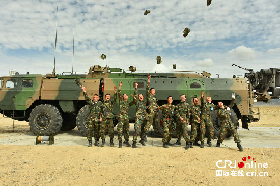 导弹发射成功官兵兴高采烈