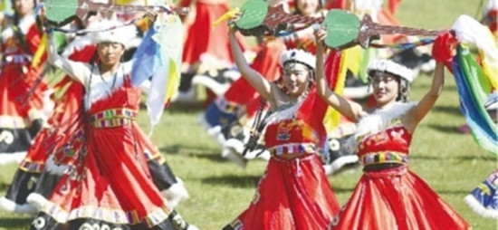 甘南藏区演员在“香巴拉”旅游艺术节开幕式上表演传统舞蹈。新华社发