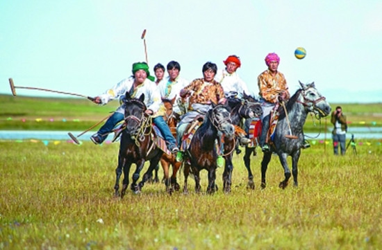 甘南群众在“香巴拉”旅游艺术节上狂欢。光明图片