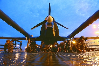 夜幕下的“长鹰”系列某型号无人机。 夜幕下的“长鹰”系列某型号无人机。