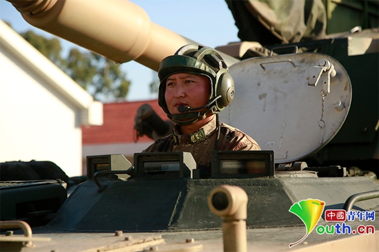 驾战车斗海劈波斩浪 两栖坦克王有“秘方”! 驾战车斗海劈波斩浪 两栖坦克王有“秘方”!