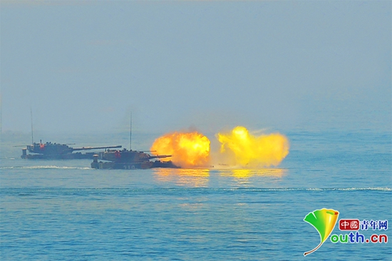 驾战车斗海劈波斩浪 两栖坦克王有“秘方”! 驾战车斗海劈波斩浪 两栖坦克王有“秘方”!