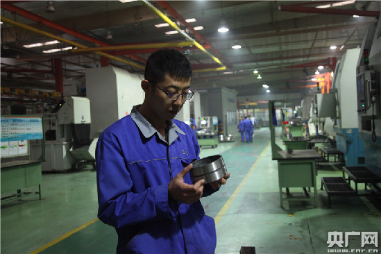 瓦轴集团精密传动轴承有限公司助理工程师王峰正在检查产品工艺