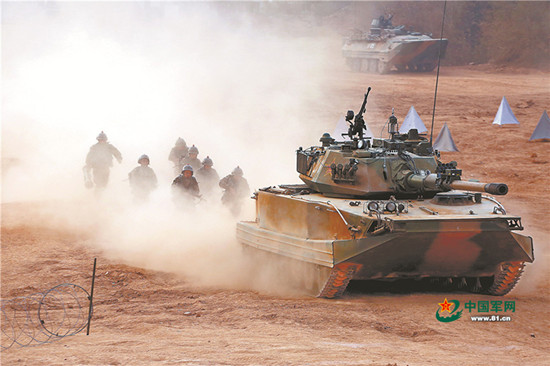 1月3日,陆军第73集团军某合成旅以一场实战化红蓝实兵对抗演练拉开新年度训练序幕,在炮火硝烟中喊响“有我无敌,敢打必胜”的铮铮誓言。图为步坦协同进攻。王路加 摄(资料图) 1月3日,陆军第73集团军某合成旅以一场实战化红蓝实兵对抗演练拉开新年度训练序幕,在炮火硝烟中喊响“有我无敌,敢打必胜”的铮铮誓言。图为步坦协同进攻。王路加 摄(资料图)