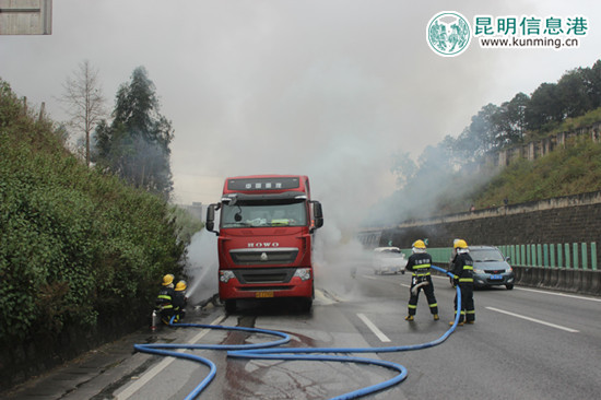挂车轮胎爆炸致车辆着火 保山消防快速营救