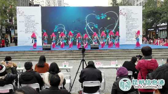 闭幕式上的文艺演出吸引众多市民驻足观看