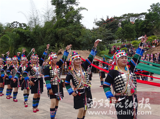 勐腊庆祝嘎汤帕节 再现搓线纺线织布舂粑粑等生活场景 勐腊庆祝嘎汤帕节 再现搓线纺线织布舂粑粑等生活场景