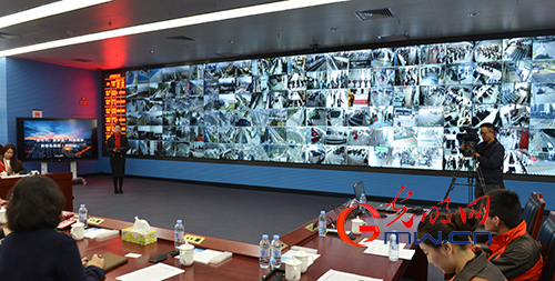 工作人员向媒体团介绍深圳宝安区新型智慧城市治理系统 工作人员向媒体团介绍深圳宝安区新型智慧城市治理系统