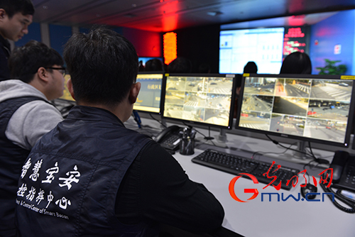智慧宝安管控指挥中心工作人员观看监控画面 智慧宝安管控指挥中心工作人员观看监控画面