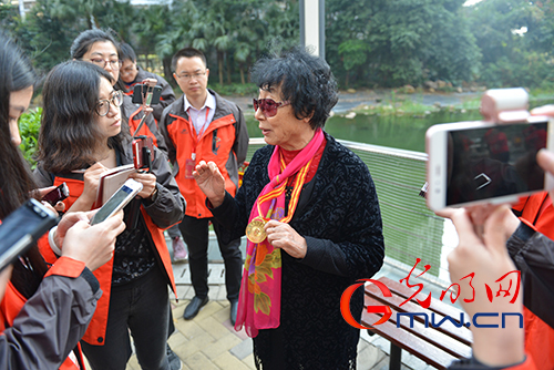 记者采访宝安区海裕社区居民 记者采访宝安区海裕社区居民