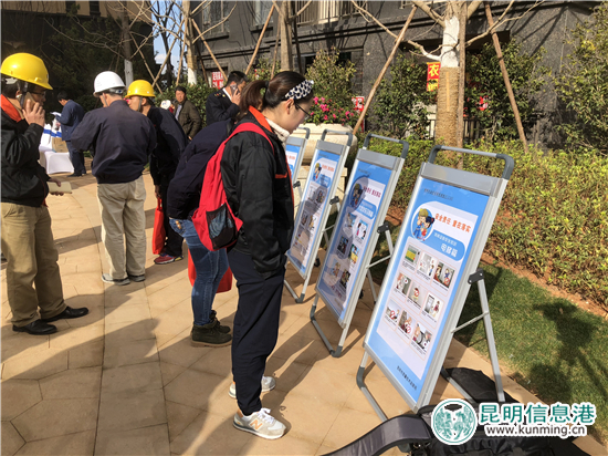 通过设立安全知识展板，提升市民乘坐电梯的安全知识