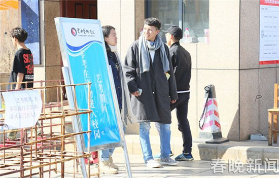 云南艺考首日 “00后”小鲜肉比颜值拼才艺 云南艺考首日 “00后”小鲜肉比颜值拼才艺