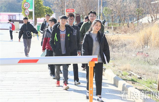 云南艺考首日 “00后”小鲜肉比颜值拼才艺 云南艺考首日 “00后”小鲜肉比颜值拼才艺