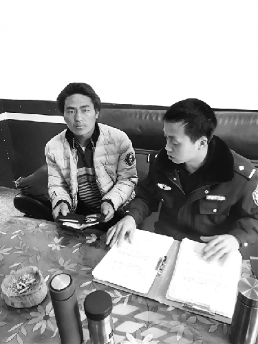 聋哑男子为病女筹钱时捡到钱包 拾金不昧给女儿做榜