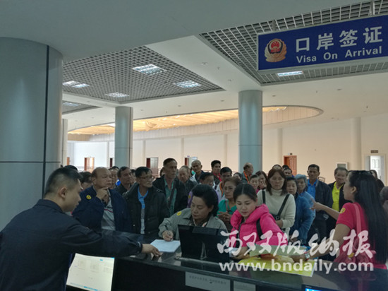 近600人组成的旅游团队顺利从磨憨口岸入境 近600人组成的旅游团队顺利从磨憨口岸入境