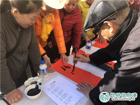 官渡星宇社区：13名书画家挥毫泼墨为居民送祝福