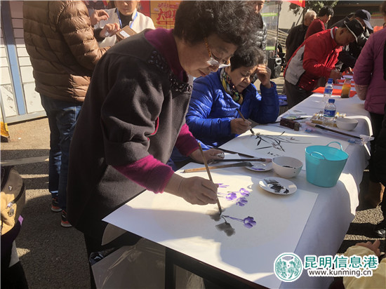 官渡星宇社区：13名书画家挥毫泼墨为居民送祝福