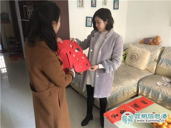 官渡星宇社区：13名书画家挥毫泼墨为居民送祝福