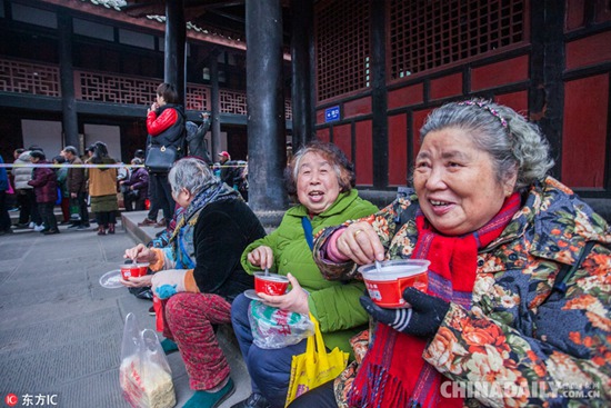 “腊八”到！各地民众赶早排队喝腊八粥