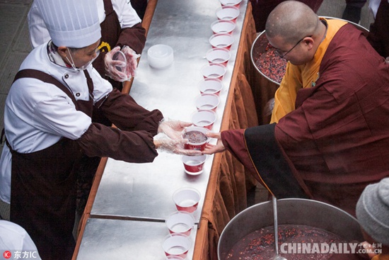 “腊八”到！各地民众赶早排队喝腊八粥