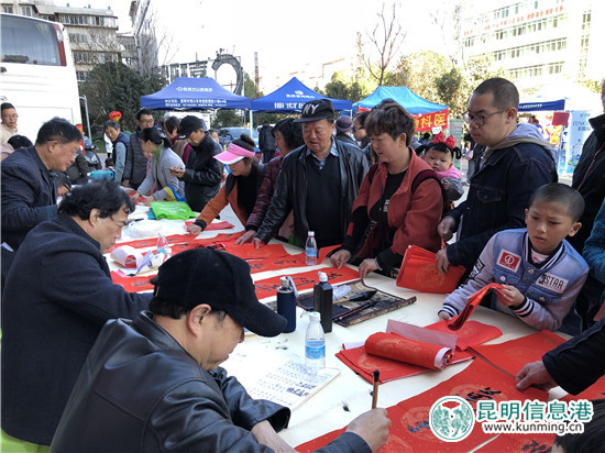 “暖冬”之行 迎新春文化惠民活动走进严家地社区