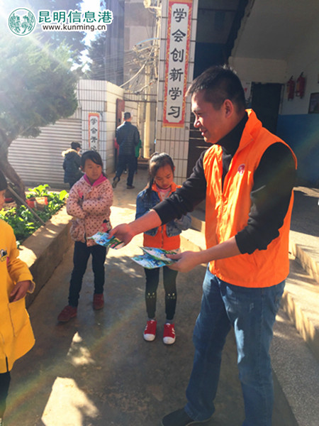 陈李济工作人员给孩子们发放物品