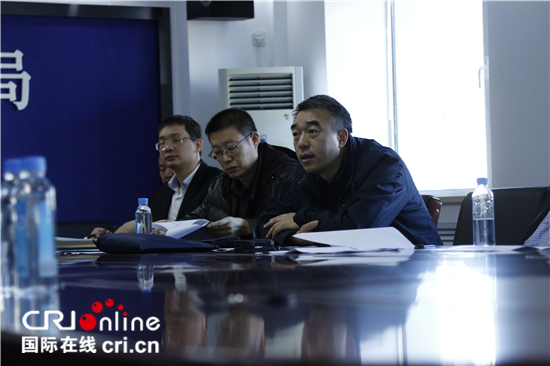 大连市交通局公路管理处处长孙刚(右一) 大连市交通局公路管理处处长孙刚(右一)