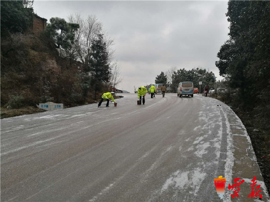 曲靖辖区降温降雪多路段结冰封路