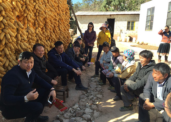 昆明农投公司党委带领员工与禄劝县屏山街道大龙潭村贫困户促膝交谈。