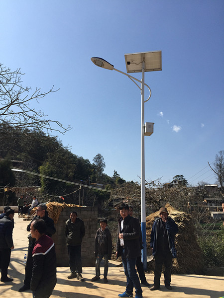 禄劝县屏山街道背板地村新修建的太阳能路灯。