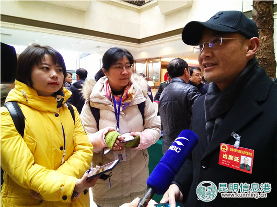 人大代表顶风冒雪报到 关注创文教育等热点 人大代表顶风冒雪报到 关注创文教育等热点