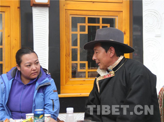 图为索朗央吉(左)和洛桑念扎(右) 摄影:赵二召 图为索朗央吉(左)和洛桑念扎(右) 摄影:赵二召
