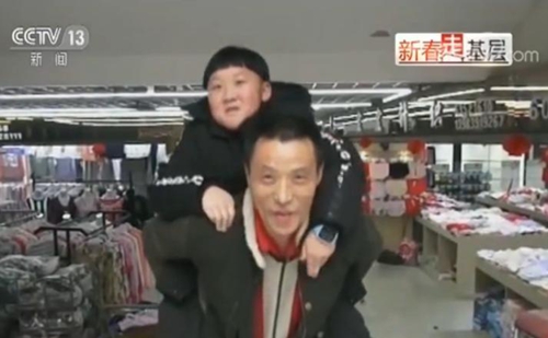 “棒棒”冉光辉:用汗水扛起一个家 “棒棒”冉光辉:用汗水扛起一个家